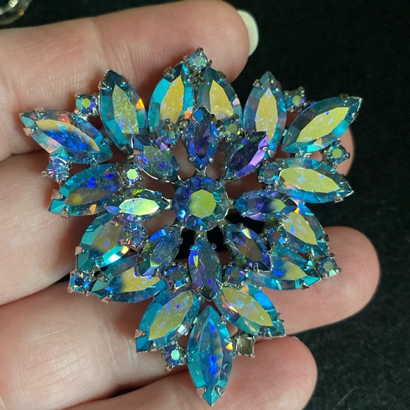Jewelry - Vintage Blue Iridescent Brooch READ